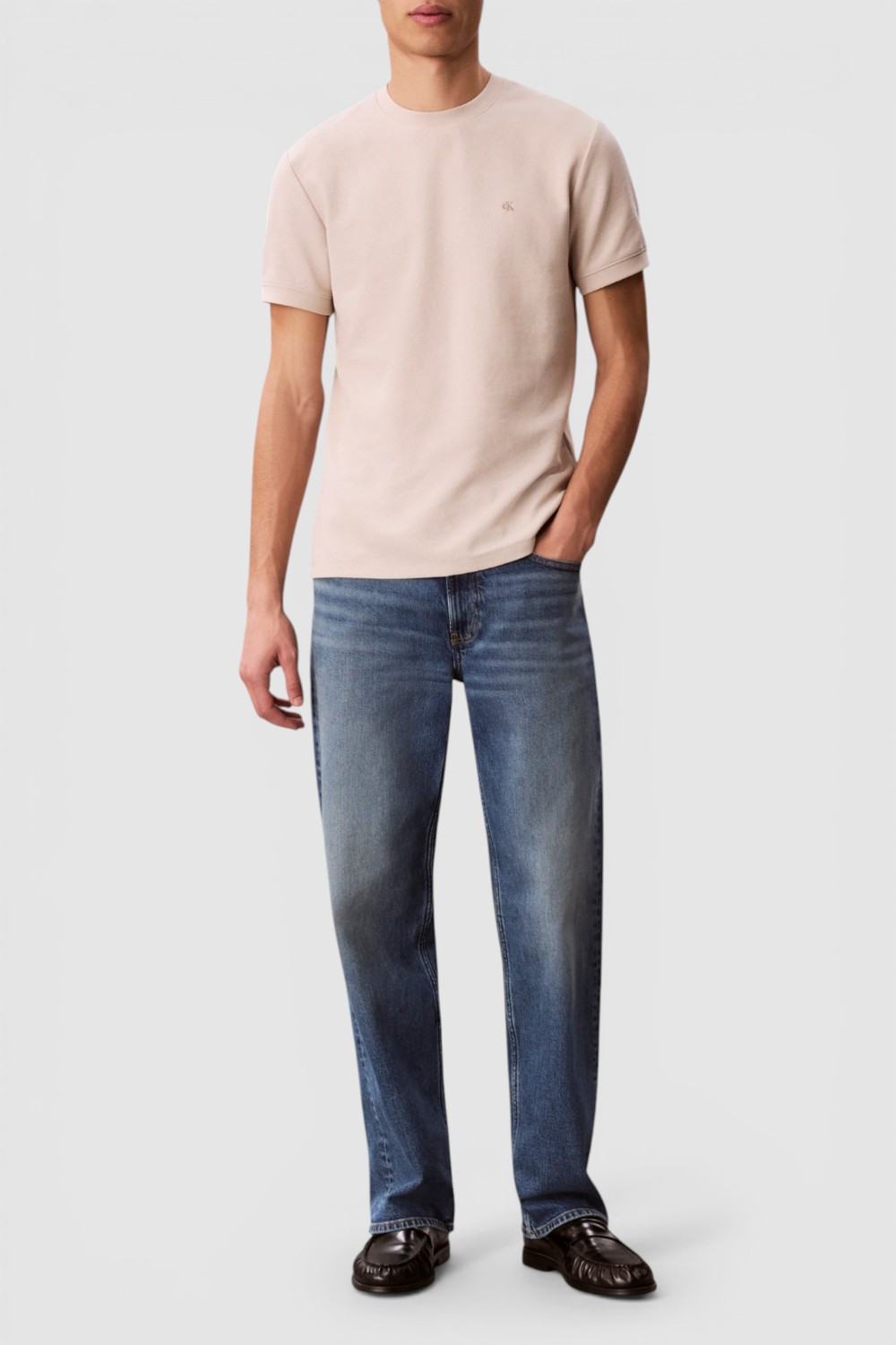 תמונת כל הלוק של חולצת טי